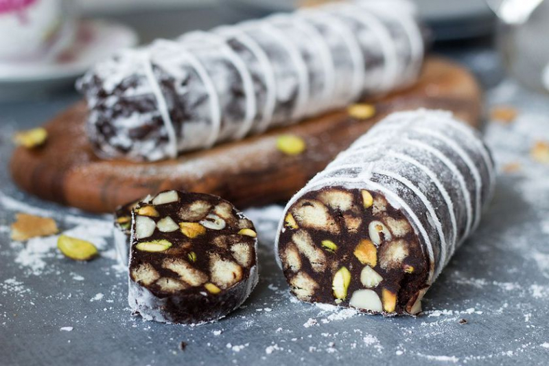 Ai pofta de dulce in post? Incearca reteta de salam de biscuiti gata in 30 de minute