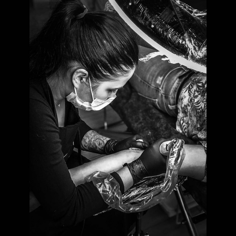 In copilarie ii placea sa deseneze peretii, iar acum si-a transformat pasiunea intr-o afacere. Ana-Anastasia Boaghe - cea care sparge stereotipurile. Cum e sa fii tattoo master in Moldova: „Se mai gaseau persoane ce erau sceptice, dar eu fiind mai indiferenta, fac ceea ce imi doreste inima si nu tin cont de ce spune lumea din jur”
