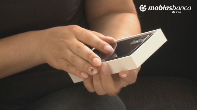 Cel de-al saptelea iPhone oferit de Mobiasbanca – OTP Group in cadrul campaniei promotionale pentru credite neasigurate a ajuns in mainile castigatorului - VIDEO
