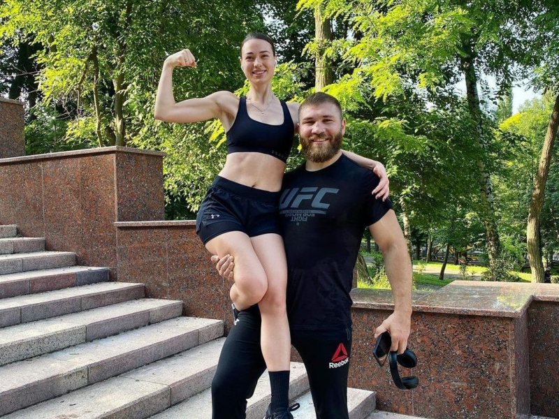 Cum e sa fii sotia lui „Hulk de Moldova”? Olga Cutelaba - cea care sta in spatele luptatorului UFC si a plans la toate meciurile lui: „Imi placeau baietii rai. El era chel, purta o geaca din piele de culoarea neagra si avea 120 kg”. INTERVIU