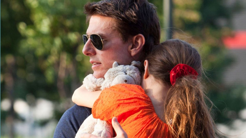 Din fetița timidă, pe care tatăl o ascundea mereu de ochii paparazzilor, s-a transformat într-o tânără încântătoare! Cum arată Suri Cruise, fiica lui Tom Cruise, la 18 ani - FOTO