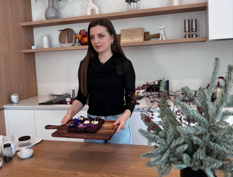 Ai poftă de ceva dulce, dar și sănătos? Ecaterina Sheremetieva îți spune rețeta unui chec rapid cu sfeclă roșie, fără gluten, zahăr sau lactoză - VIDEO