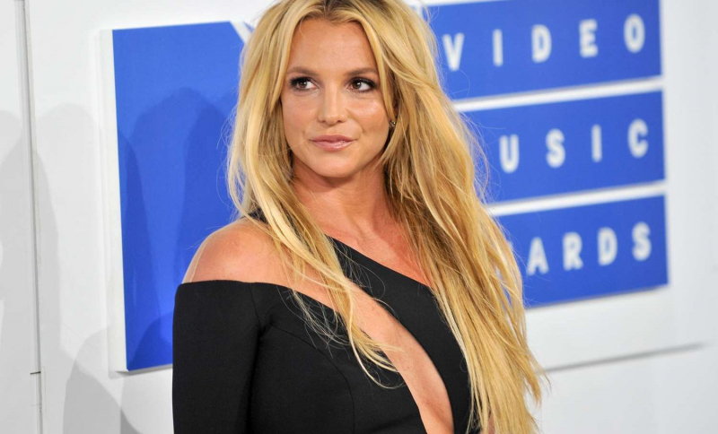 Cu cine au surprins-o paparazzii pe Britney Spears de Valentine's Day. Actualul iubit al artistei este tatăl a nouă copii și are cazierul „pătat” - FOTO