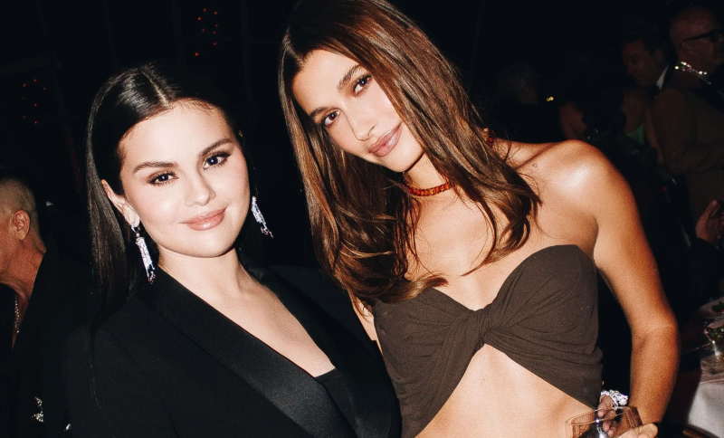 Hailey Bieber, acuzată că a copiat-o pe Selena Gomez. Fanii o numesc „fană înfiorătoare” după un discurs controversat - FOTO