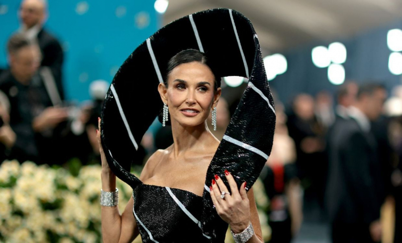 „Veteranele” de la Met Gala, apariții bizare: Pamela Anderson cu o tunsoare neinspirată, Demi Moore cu o rochie-cravată și Madonna cu un trabuc pe covorul roșu - GALERIE FOTO