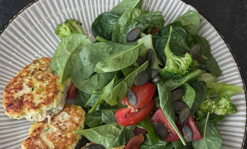 Rețetă sănătoasă recomandată de antrenoarea de fitness Anna Bețco: pârjoale din piept de pui cu zucchini și salată de broccoli cu roșii - VIDEO