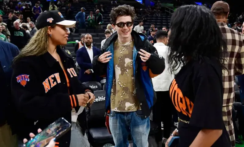 Timothée Chalamet, cel mai extravagant suporter NBA. Ținutele de lux ale actorului au atras toate privirile - FOTO