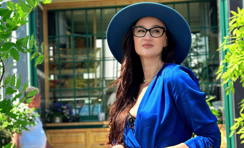 Iuliana Chiroşca a atras toate privirile pe străzile capitalei. Creatoarea de pălării i-a uimit pe trecători cu o ținută deosebită: „Pentru mine a fost o ieșire din zona mea de confort” - VIDEO