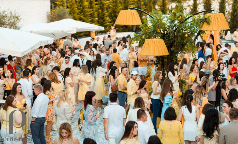 50 de nuanţe de galben în ţinute! Cât de ușor le-a fost invitaților să respecte dress code-ul la evenimentul marca perfecte.md - VIDEO