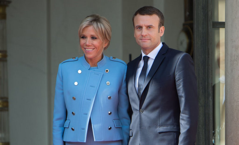 Moment stânjenitor pentru Emmanuel Macron la sosirea în Marea Britanie. Gestul ignorat de soția sa, Brigitte Macron
