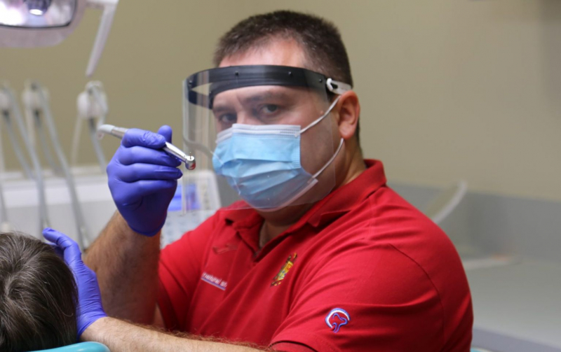 Gutiere transparente sau brackets? Medicul stomatolog Nicolae Popovici explică principalele diferențe dintre cele două tipuri de tratament ortodontic