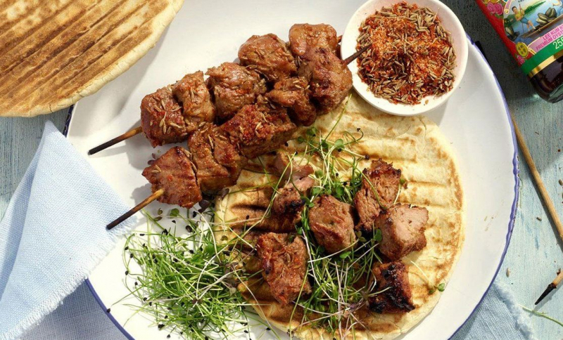 Kebab sănătos, fără prăjeală! Carolina Costin îți arată cum să prepari o cină delicioasă, gata în doar 25 de minute - VIDEO