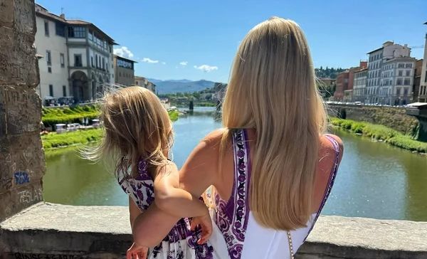 Un duo mamă-fiică adorabil! Nepoata Prințesei Diana, Kitty Spencer, și micuța ei s-au asortat în Toscana 