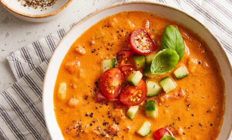 Vrei să te răcorești? Nutriționista Carolina Costin îți recomandă un gazpacho simplu, sănătos și delicios, gata în doar 10 minute - VIDEO