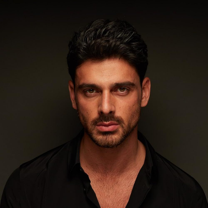 Michele Morrone, scene pasionale cu Irina Shayk în plină stradă. Fanii sunt în extaz - FOTO/VIDEO