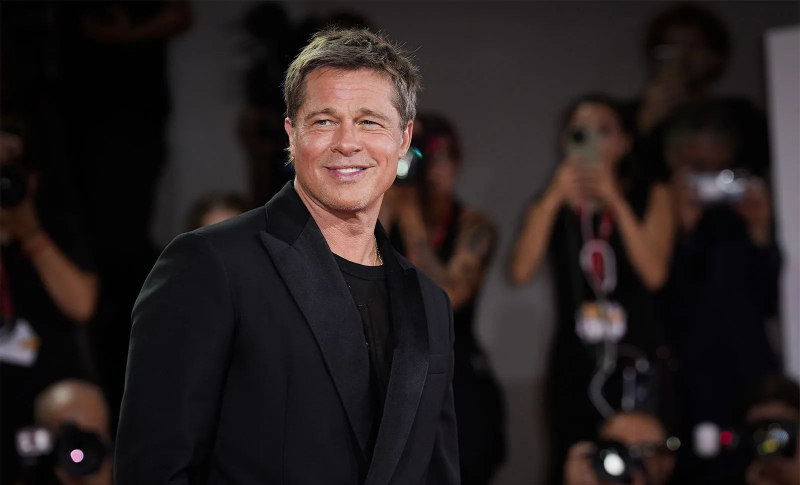 Imagini cu Brad Pitt pe platoul de filmare. Cum arată actorul în noul său film, creat după scenariul lui Quentin Tarantino