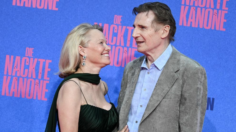 Au apărut deja problemele în paradis. Liam Neeson se teme că Pamela Anderson nu îl iubește la fel
