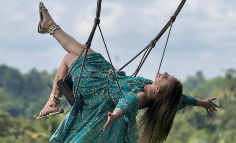 I-a dat papucii iubitului mai tinerel cu 22 de ani, fără să stea pe gânduri. Deși știa că nu au niciun viitor împreună, artista din România a rămas în relație