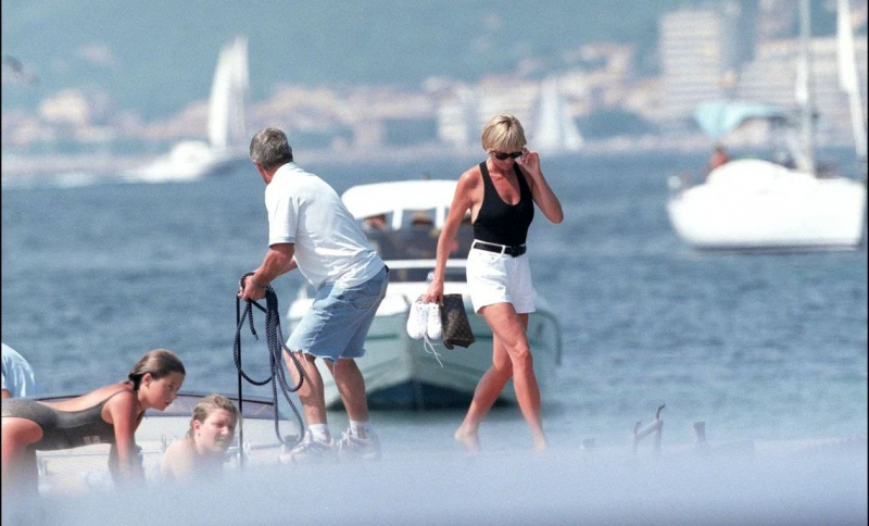 28 de ani de la apariția celei mai emblematice fotografii cu Prințesa Diana. Își trăia ultimele zile pe iaht, în sudul Franței - FOTO
