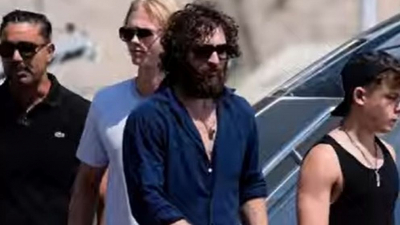 Unul dintre cei mai frumoși actori de la Hollywood, confundat cu un om al străzii! A ieșit cu barba neîngrijită și părul în toate direcțiile - FOTO