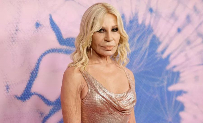 Donatella Versace, de nerecunoscut. Cum arată acum designer-ul după ultimele proceduri cosmetice