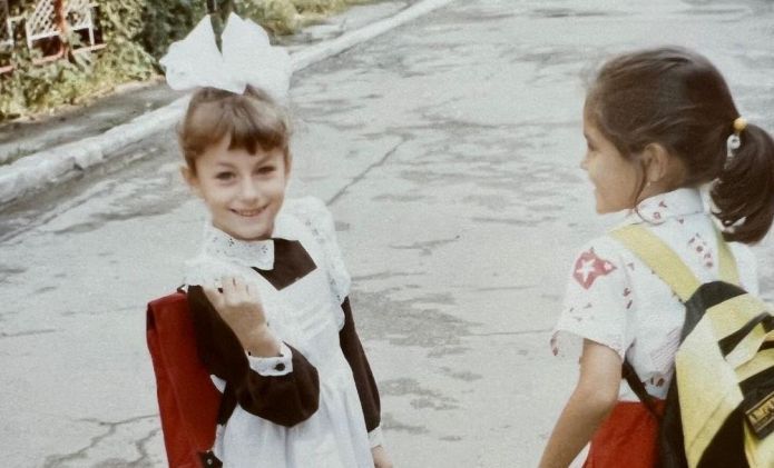 Recunoști fetița din imagine? Acum este una dintre cele mai cunoscute interprete de la noi. Vezi cum arătau și alte 6 vedete din Moldova în prima zi de școală - FOTO
