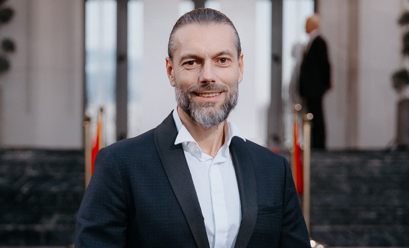 Marco Ballerini s-a însurat! Arhitectul și soția lui, mai tânără cu 29 de ani, au purtat ținute asortate în ziua cea mare - VIDEO