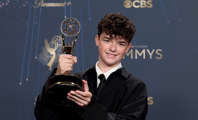 S-a învoit de la școală ca să-și ridice trofeul! Owen Cooper, puștiul de numai 15 ani din Adolescence, a intrat în istorie ca cel mai tânăr bărbat premiat cu un Emmy - FOTO