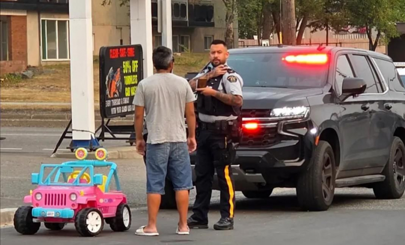 Un bărbat a fost arestat după ce a condus o mașinuță de jucărie pe un drum intens circulat: „Nu știam că încalc legea. Am semnalizat corespunzător cu mâna” - FOTO/VIDEO