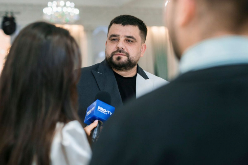 Emoții și un „fail” memorabil la o nuntă moderată de Anatolie Melnic! Mirele și mireasa au ajuns pe podea chiar în timpul dansului mirilor. Ce a urmat după - VIDEO