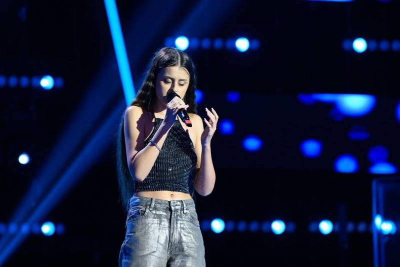 Cine e Ioana Farcașiu, tânăra de 19 ani care a izbucnit în lacrimi după ce a reușit să întoarcă toate scaunele! Smiley: „Ești genul de voce care poate câștiga Vocea României!” - VIDEO
