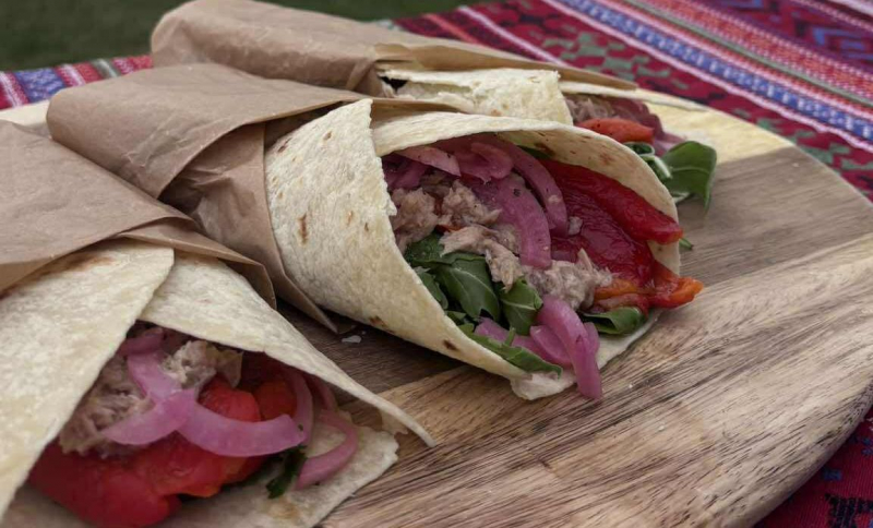 Wrap cu ton, rucola și ardei copt! Iată cum poți prepara această rețetă sănătoasă, delicioasă și ușor de pregătit chiar la tine acasă - VIDEO