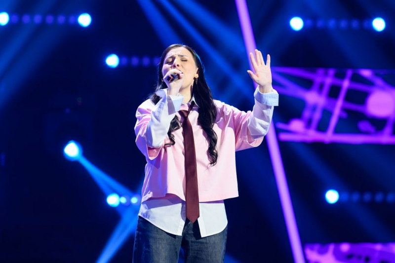 Maria Grosaru a umplut scena cu energia și zâmbetul ei, dar n-a reușit să întoarcă niciun scaun! Ce sfaturi i-au dat antrenorii de la Vocea României: „Trebuie să găsești ceva care să te diferențieze” - VIDEO