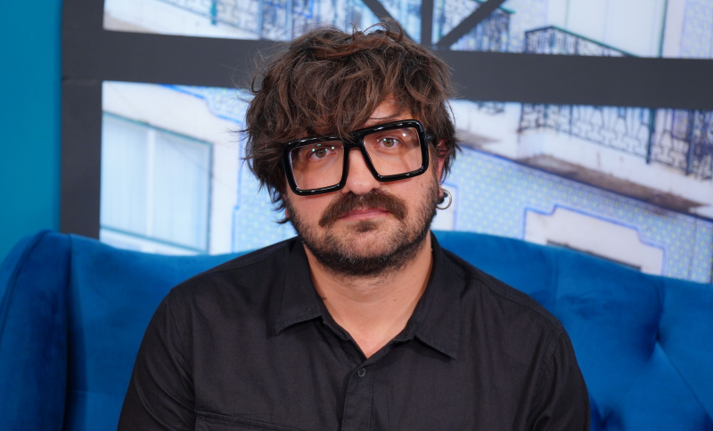El este cel care dă culoare filmelor prin muzica sa! Chitaristul Dan Brumă: „Doar prin muzică poți să arăți că zâmbetul este fals sau că fericirea este condiționată” - VIDEO