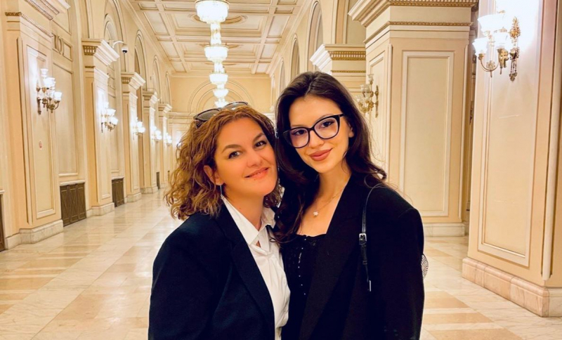 Soacră, soacră, poamă... dulce! Cleopatra Stratan, surprinsă într-un mod emoționant de soacra sa, la aniversarea celor 23 de ani - FOTO