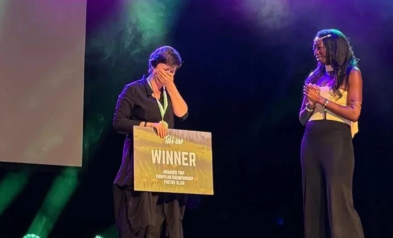 O moldoveancă a cucerit scena de la Rotterdam! A câștigat International Poetry Slam 2025, reprezentând Moldova și România - FOTO