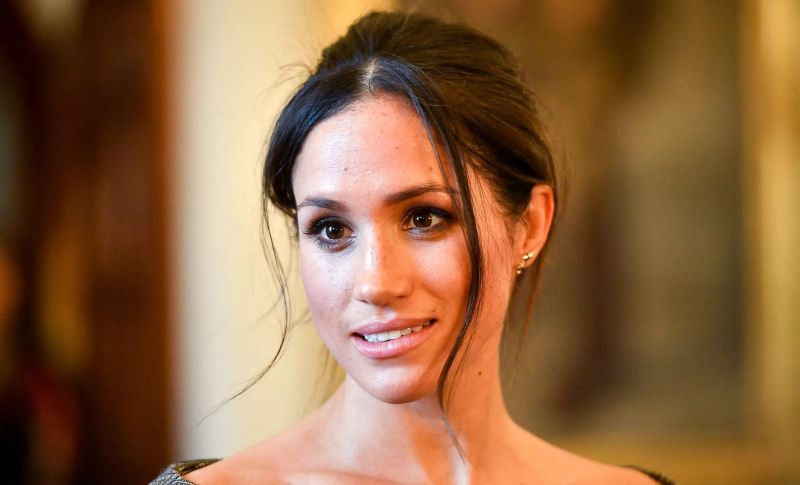 Gest impardonabil! Ce a făcut Meghan Markle când a trecut pe lângă locul în care Prințesa Diana, mama soțului ei, a murit. Fanii, șocați de „nesimțirea” ei - VIDEO
