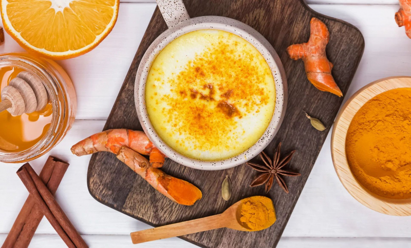 Timpul perfect pentru o băutură cu gust de toamnă! Iată rețeta de turmeric latte a nutriționistei Carolina Costin - VIDEO