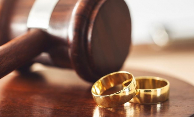 Caz absurd de divorț! O femeie s-a despărțit de soțul ei, după 25 de ani de căsătorie, pentru că bărbatul i-a mâncat felia de tort