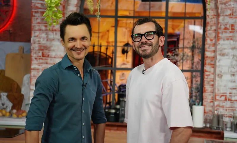 Duet culinar între prezentatorul Mircea Marco și interpretul Vladimir Fotescu! Ce au ales să pregătească cei doi în bucătăria emisiunii „Gusturile se discută” - VIDEO