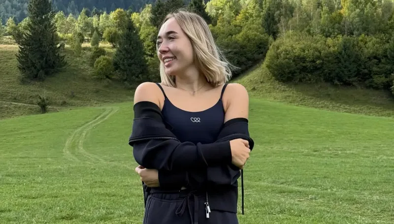 Katy Black are un admirator secret! Influencerița, surprinsă cu un buchet de flori, la două săptămâni după anunțul despre divorț - VIDEO