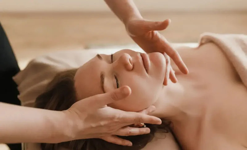 Spune adio stresului și ridurilor fine! Descoperă secretele masajului japonez Kobido care îți oferă un lifting natural și o stare de relaxare profundă - VIDEO