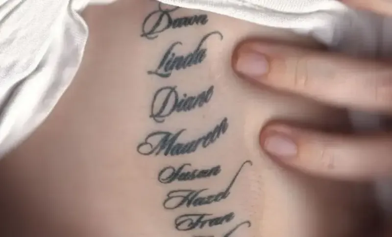 O femeie și-a tatuat pe corp numele mamelor tuturor foștilor ei iubiți! Motivul bizar pentru care a recurs la un asemenea gest: „Regret unele relații, dar... ”
