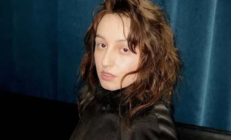 A adoptat stilul avangardist în vestimentație! Interpreta Lavinia Rusu obișnuiește să iasă în evidență cu hainele ce le poartă: „Este ceva care mi se potrivește, mi se pare natural”  - VIDEO