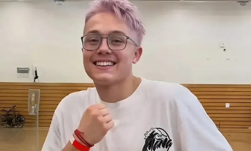 Îl recunoști pe tânărul cu părul roz? Părinții săi sunt câștigători de Oscar, iar când s-a născut el formau cel mai frumos cuplu de la Hollywood