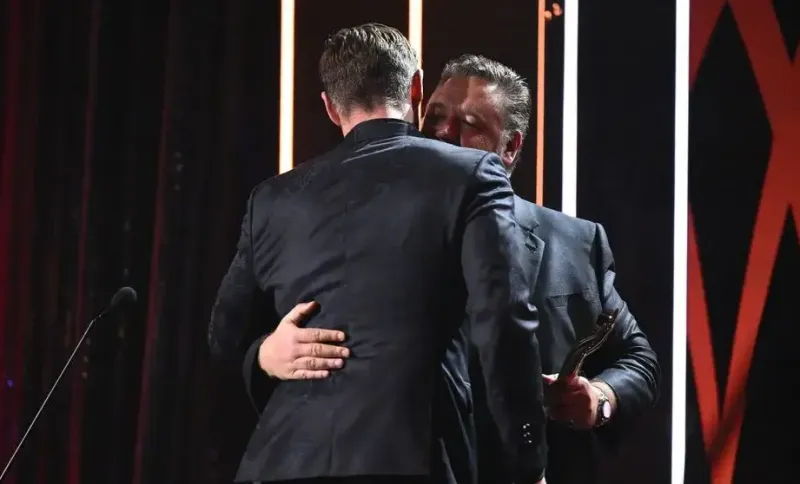 Ce s-a întâmplat cu un actor celebru după ce a „împlinit” 115 kg și s-a îndrăgostit de o persoană cu 30 de ani mai tânără ca el: „Era clar”