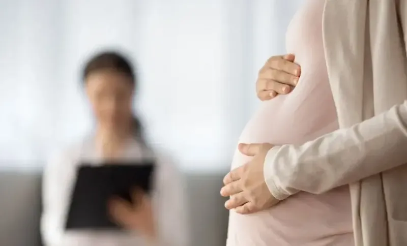 O tânără de 35 de ani a fost diagnosticată cu cancer pancreatic în stadiul 4 în timpul sarcinii. Un nou medicament o menține în viață