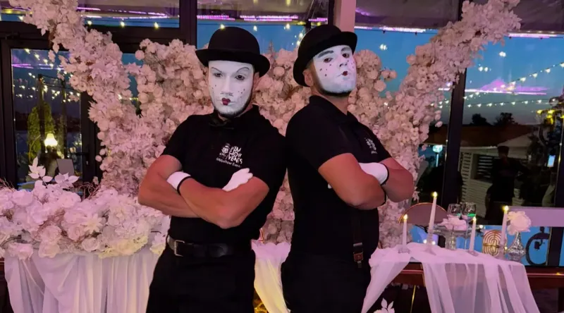 Scuarul din centrul capitalei a devenit un spectacol fără cuvinte! Mimii au captivat trecătorii cu gesturi pline de emoție. Vlad Ropot, actor: „Ceea ce facem noi este legat de atmosferă, de emoție, noi creăm dispoziție” - VIDEO