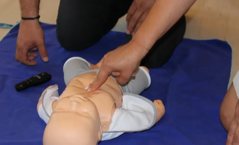 Cum recunoaștem sufocarea la copii, dar și ce manevre le poate salva viața. Ghidul insturctorului de prim ajutor, Olimpia Gherman - VIDEO