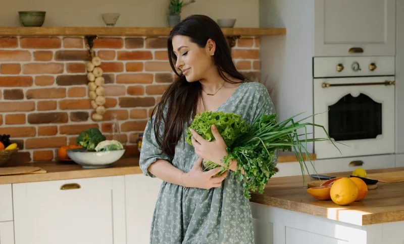 Doar din câteva ingrediente. Nutriționista Tatiana Madan a pregătit o salată vegană de roșii, perfectă pentru zilele de vară - VIDEO